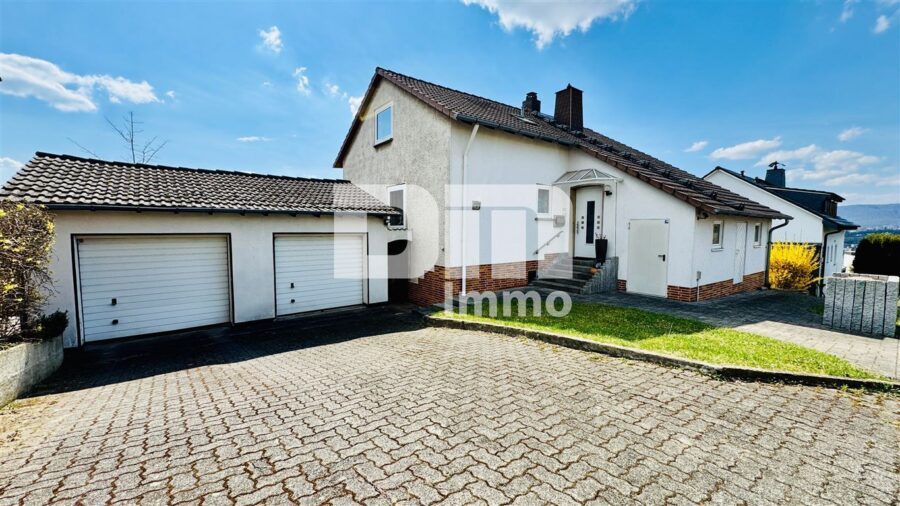 Teilsaniertes Traumhaus in begehrter Lage auf großem Grundstück mit Panoramablick - Frontansicht Titel